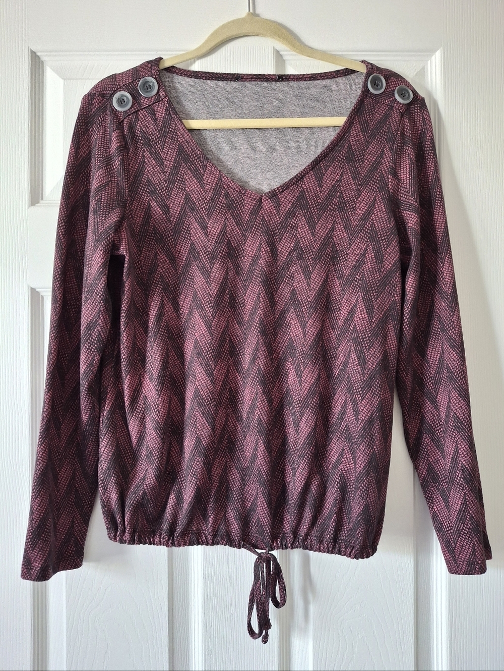 Women’s V-Neck Button Shoulder Sweater - Pink Chevron In Small